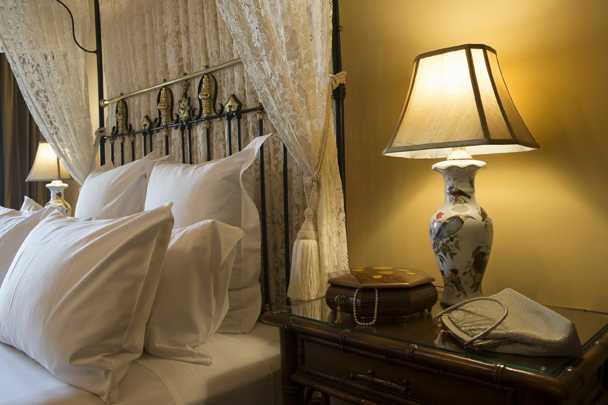 克雷格皇家酒店 巴拉兰特 外观 照片 A bed with a nightstand